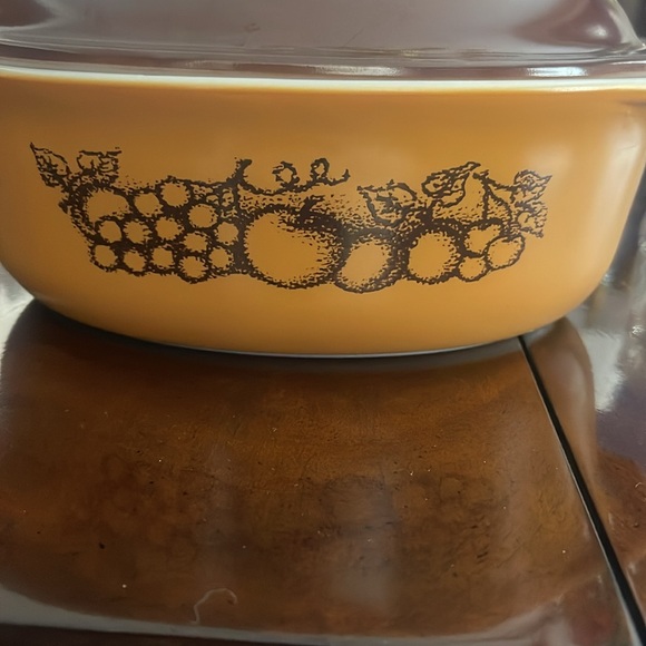 PYREX CASSEROLE DISH MILK GLASS OLD ORCHARD PATTERN EC WITH LID - Picture 2 of 2